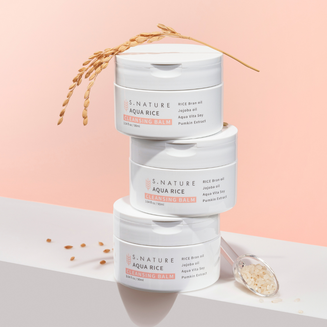 S.NATURE Aqua Rice Cleansing Balm on kasvipohjainen ja hellävarainen puhdistusbalmi, joka sulattaa tehokkaasti iholta meikin, aurinkovoiteen ja päivän aikana kertyneet epäpuhtaudet jättäen ihon pehmeäksi ja heleäksi.