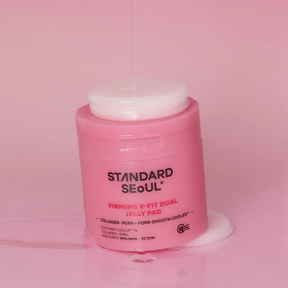 Standard Seoul Firming V-FIT Dual Jelly Pad -laput voi asettaa esimerkiksi poskille, otsalle tai muille erityistä hoitoa kaipaaville alueille. Lyhyenä tehohoitona ne toimivat kasvonaamion tavoin, kun taas päivittäisessä käytössä niitä voi hyödyntää kasvovesilappuina osana ihonhoitorutiinia.